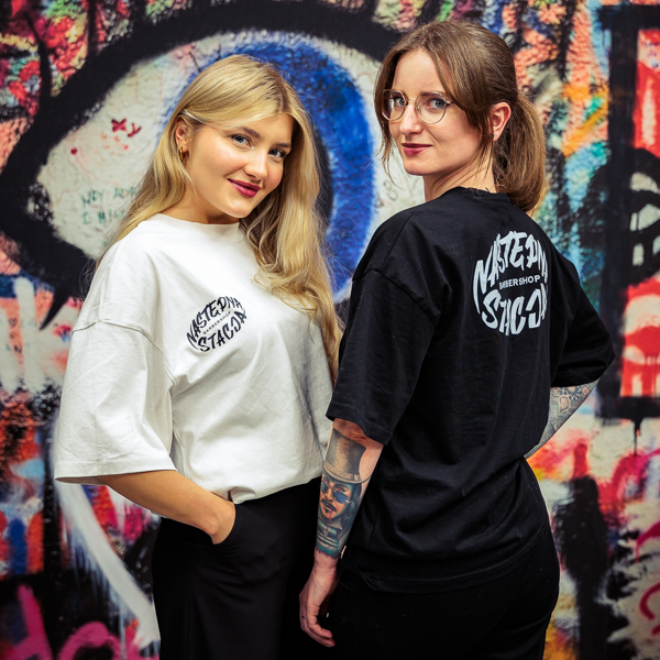 dwie dziewczyny w koszulkach Następna Stacja Barber Shop